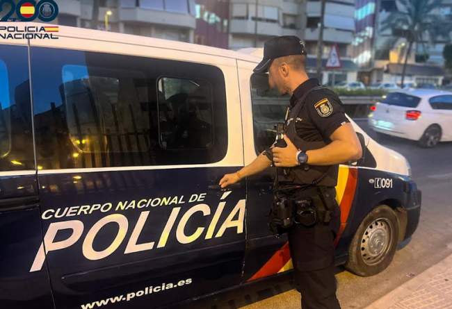 La Policía Nacional detiene a un hombre por varios delitos, teniendo que hacer uso de la pistola eléctrica en Ibiza