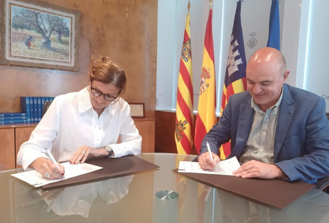 Firman un convenio con el Consell Insular de Ibiza para la puesta en marcha de un servicio de asesoramiento y
acompañamiento a agricultores