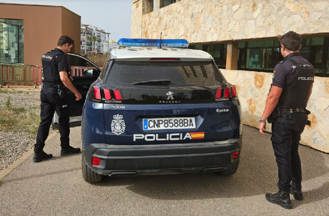 La Policía Nacional detiene a un hombre por hurtar un ordenador portátil en la recepción de un establecimiento de hostelería en Ibiza