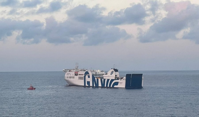 Salvamento Marítimo y la Dirección General de la Marina Mercante continúan con el operativo de vigilancia del barco de pasajeros incendiado