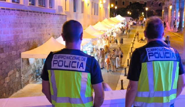 Detenida una mujer por el tirón de un móvil en una zona de ocio en Ciutadella de Menorca