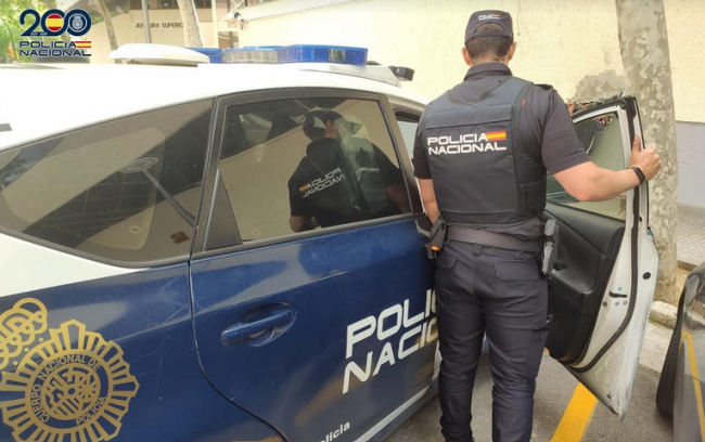 La Policía Nacional detiene a dos varones por intentar robar una bicicleta y causar lesiones con una botella en la cara de un joven en Palma
